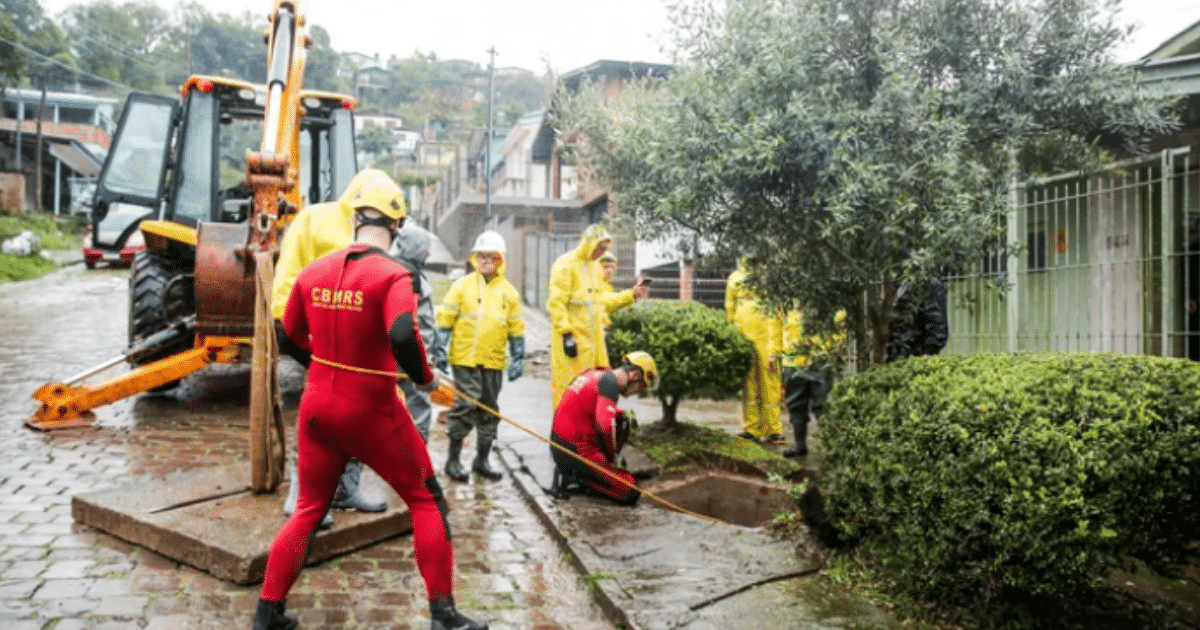 Homem desaparece após ser levado pela água de bueiro durante chuva em Caxias do Sul