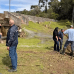 Barragem sob ameaça: Defesa Civil orienta moradores a deixarem área de risco em cidade do RS