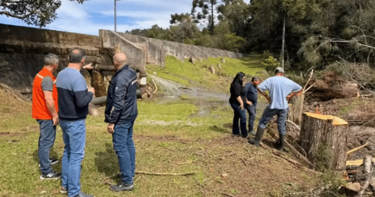 Barragem sob ameaça: Defesa Civil orienta moradores a deixarem área de risco em cidade do RS
