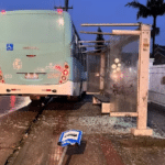 Motorista perde o controle de ônibus e atinge parada em Pelotas