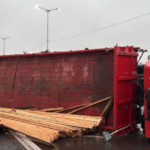 Caminhão carregado de madeira tomba e bloqueia duas faixas da Rodovia do Parque