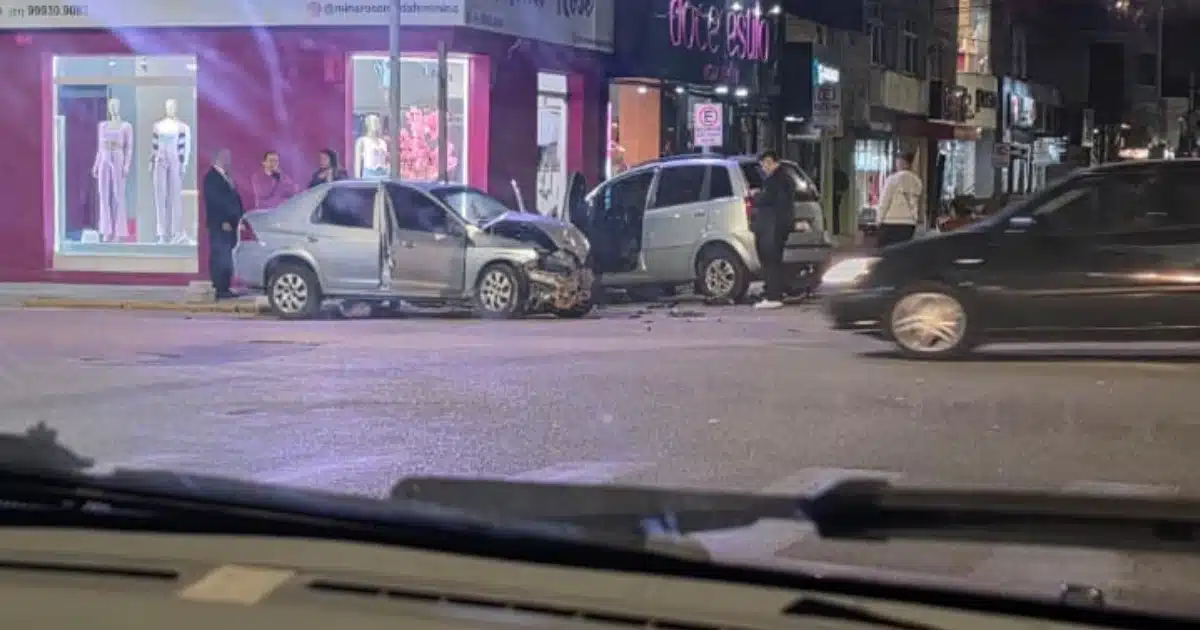 Carros colidem em cruzamento no centro de Camaquã
