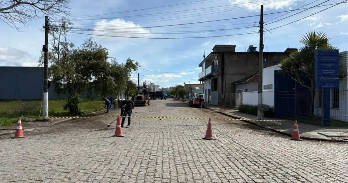 Operação de limpeza bloqueio rua em Camaquã