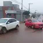 Acidente entre dois carros deixa uma pessoa ferida em cruzamento de Camaquã