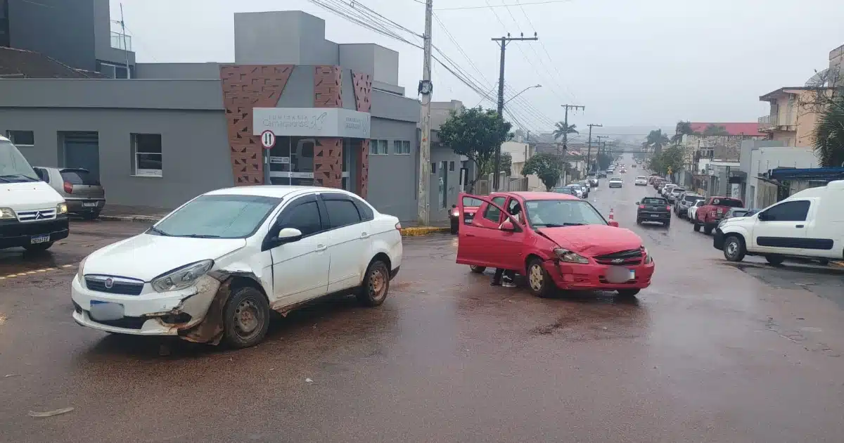 Acidente entre dois carros deixa uma pessoa ferida em cruzamento de Camaquã