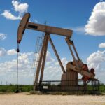 Petróleo atinge US$ 100 pela primeira vez desde julho após ataques na Arábia Saudita