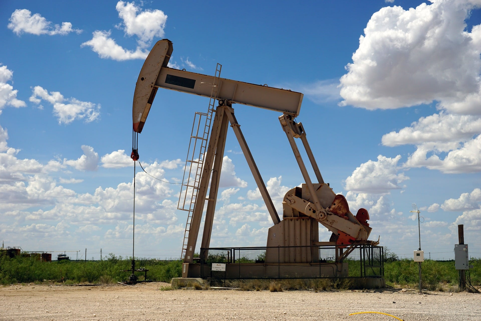 Petróleo atinge US$ 100 pela primeira vez desde julho após ataques na Arábia Saudita