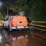 Guaíba avança sobre a Ilha da Pintada e bloqueia rua em Porto Alegre