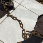 Criminosos acorrentam moradores durante assalto e matam homem no RS