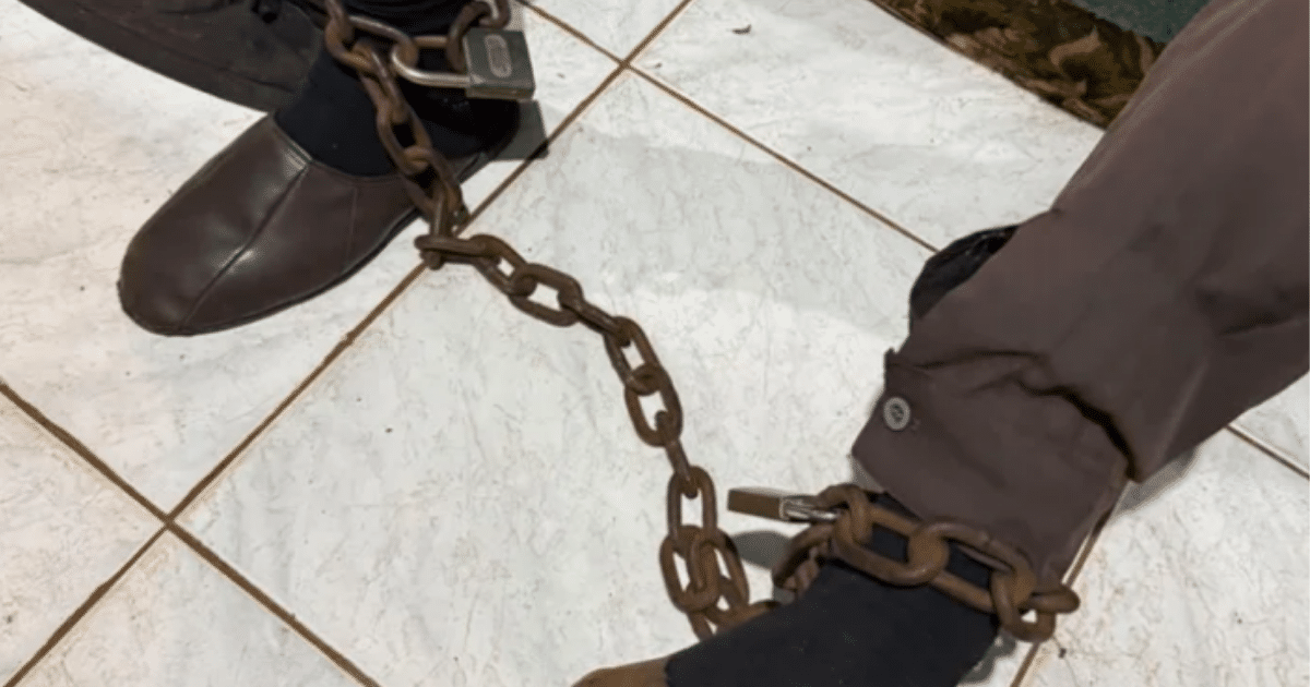 Criminosos acorrentam moradores durante assalto e matam homem no RS