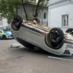Carro capota após colisão e atinge outro veículo estacionado no centro de Pelotas