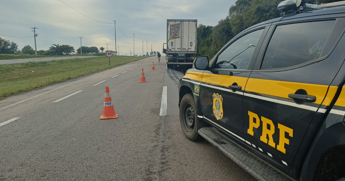 Colisão traseira entre caminhões deixa uma pessoa ferida na BR-116
