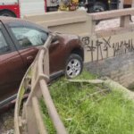 Por pouco: Carro quase cai no Arroio Dilúvio após colisão em Porto Alegre