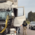 Colisão entre caminhões deixa motorista gravemente ferido na BR-116, em São Lourenço do Sul