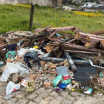 Terreno é usado como lugar de descarte irregular de lixo no bairro Vila Nova