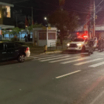 Cena de filme: Polícia atira em pneu de carro para parar dupla que fugiu de blitz em Porto Alegre