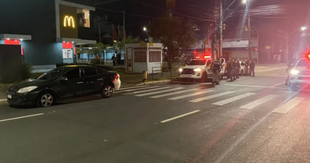 Cena de filme: Polícia atira em pneu de carro para parar dupla que fugiu de blitz em Porto Alegre