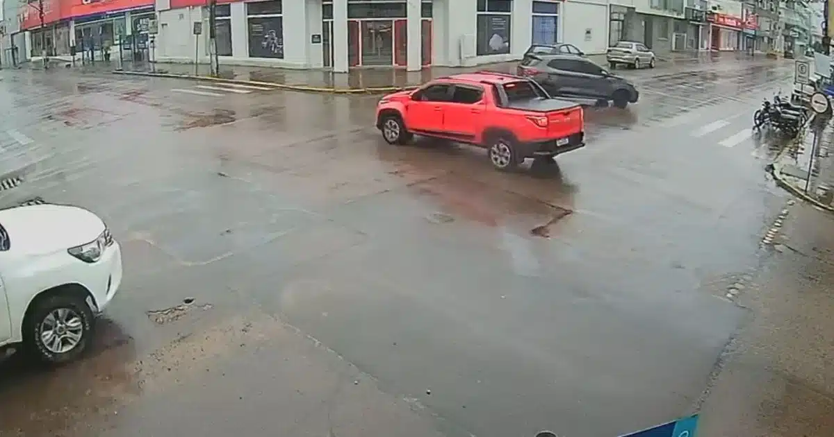 Airbags são acionados durante colisão no centro de Camaquã