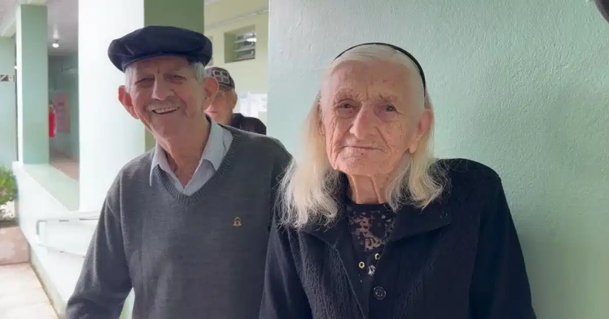 Idosa de 90 anos comemora aniversário em seção eleitoral de Chuvisca