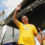 Aliados afirmam que Flávio Bolsonaro está em fuga para os EUA com a família