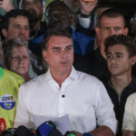 Flávio Bolsonaro cruza fronteira argentina e segue para o Equador