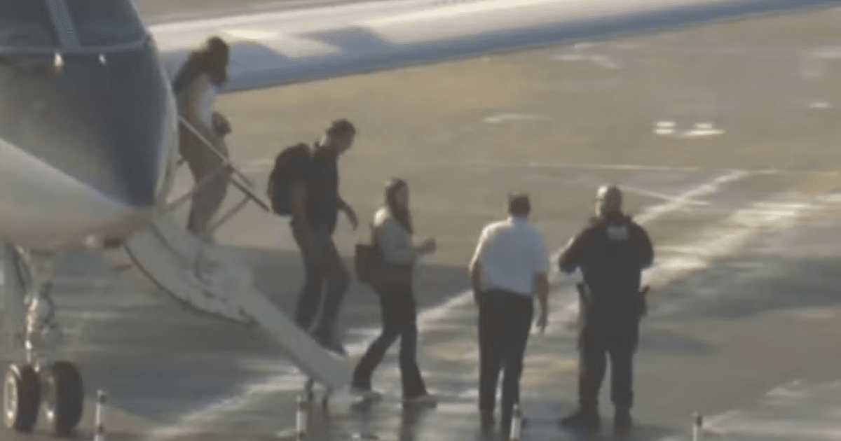 Aeronave com Flávio Bolsonaro e família pousa nos Estados Unidos