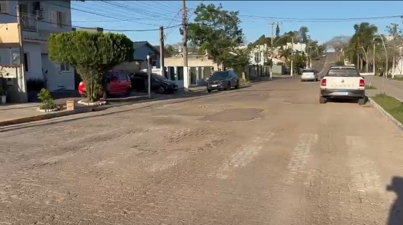 Rua vira ponto de perigo para pedestres em Camaquã
