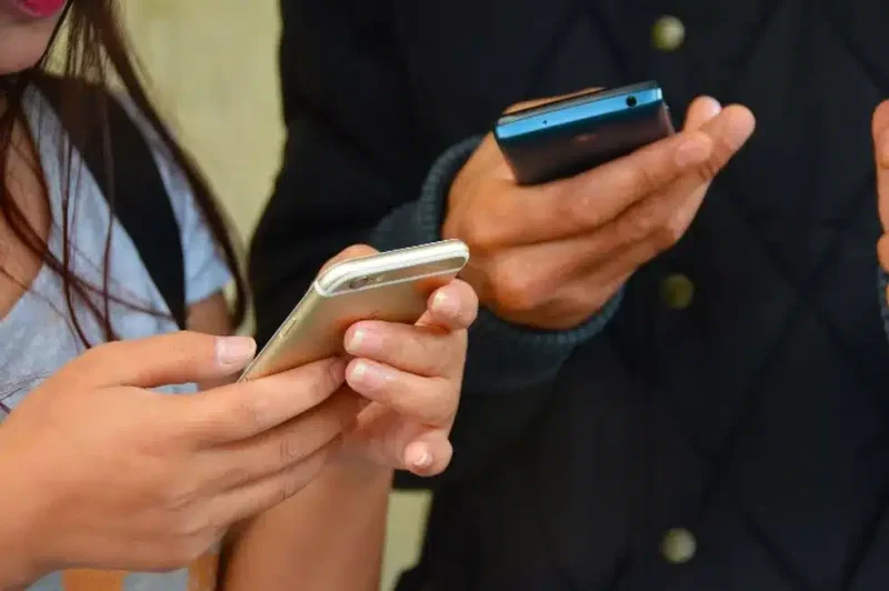 Hospital de Camaquã alerta para golpes por WhatsApp - celular