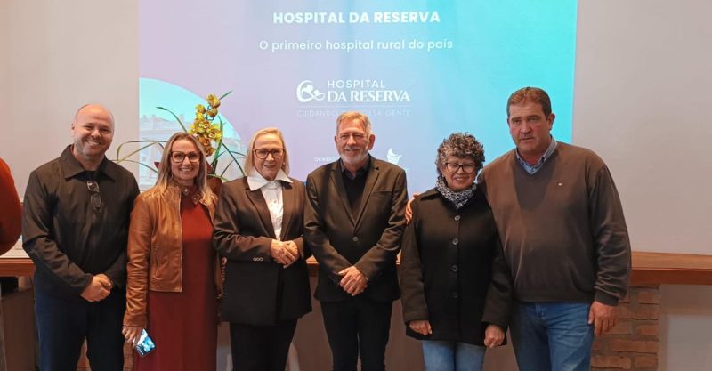 Imagem mostra equipe do hospital, juntamente com Arita Bargmann que desenvolveu projeto me prol de mães de São Lourenço do Sul