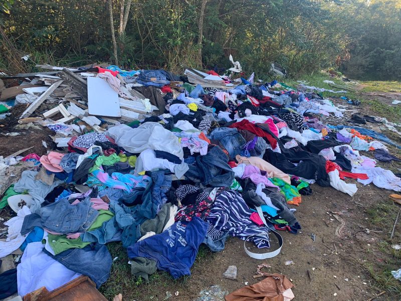 Imagem mostra roupas descartadas irregularmente em Camaquã