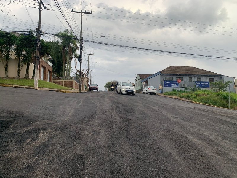 Imagem mostra pavimentação asfáltica na Avenida Sete de Setembro em Camaquã