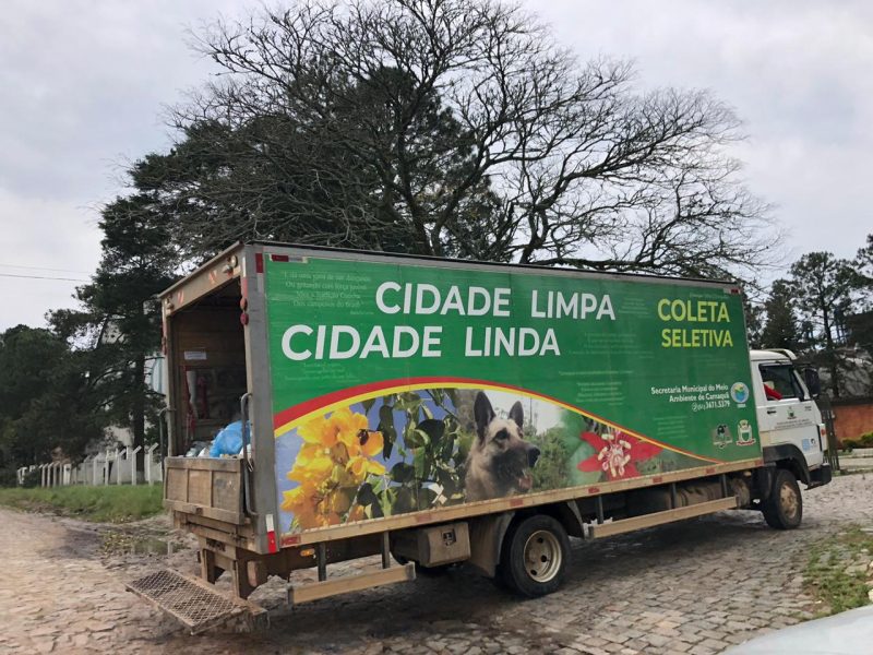 Imagem mostra caminhão da Coleta Seletiva pela cidade de Camaquã, coletando materiais recicláveis