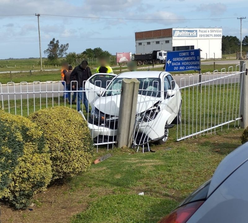 Motorista perde o controle e carro bate em pilar na entrada de Camaquã
