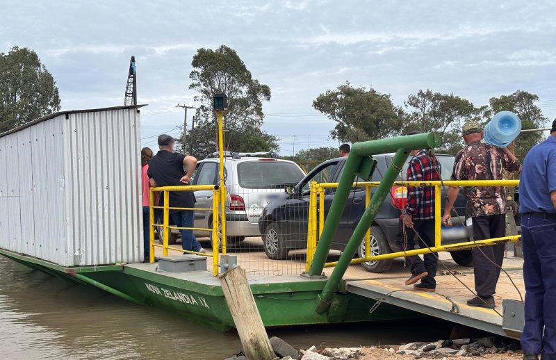 Travessia de balsa mantém fluxo entre Caramuru e centro de Arambaré durante obras da Ponte João Goulart