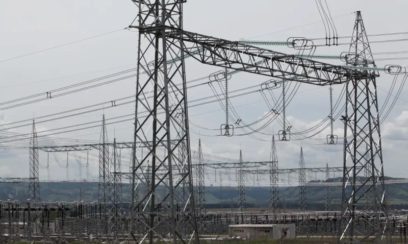 Governo quer reduzir em 3,5% a conta de luz neste ano