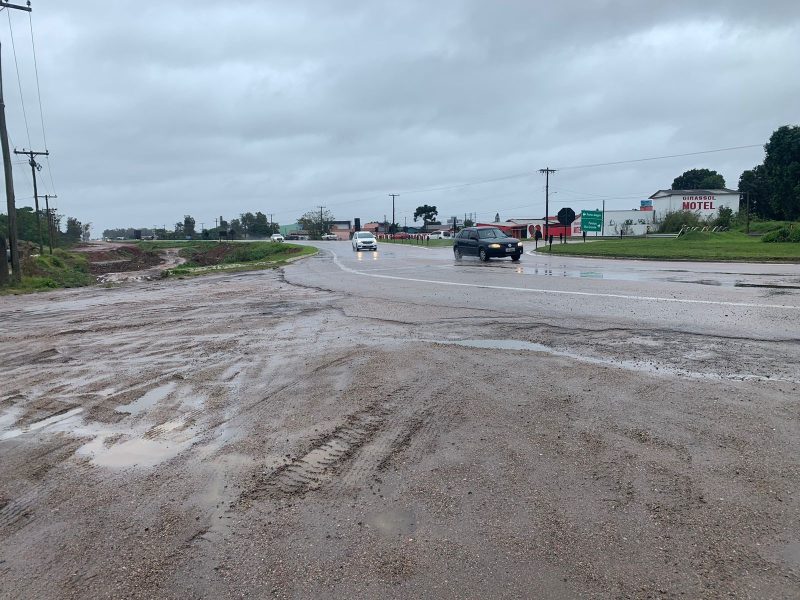 Imagem mostra a BR-116 no trecho de Camaquã em um dia de chuva