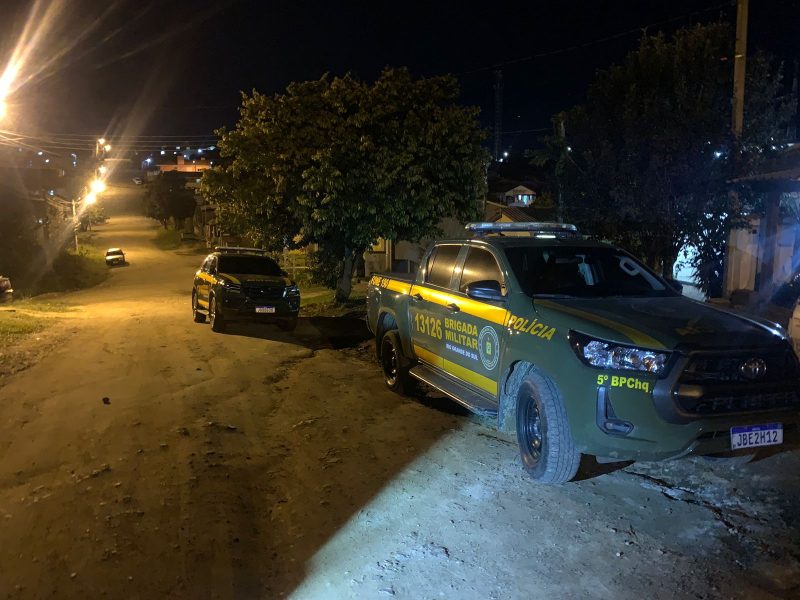 Brigada Militar prende dupla e apreende armas em Camaquã Ação desencadeada por policiais do Batalhão de Choque ocorreu no Bairro Santa Marta
