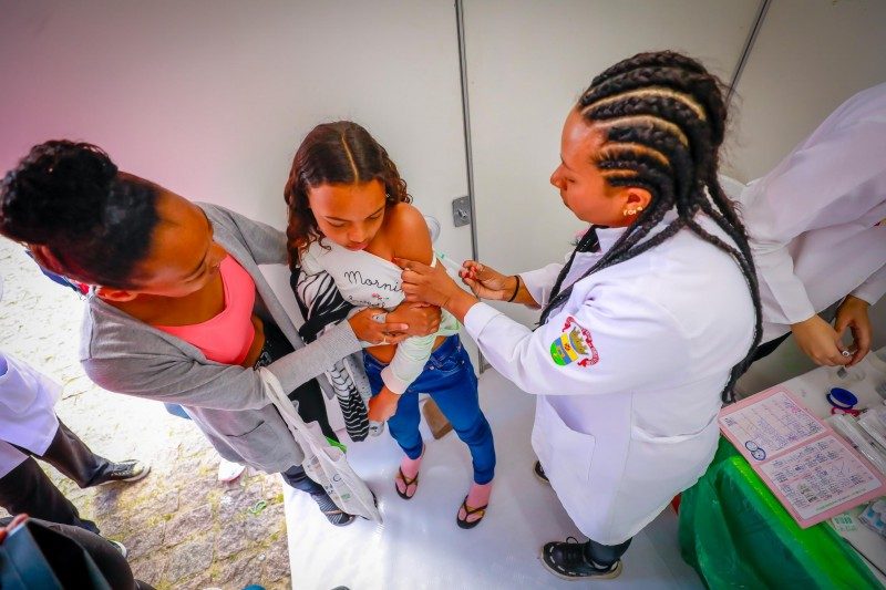 Crianças e adolescentes serão vacinados no RS - Foto: Alex Rocha - PMPA