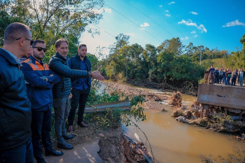 A ponte que liga Três Cachoeiras a Morrinhos do Sul foi parcialmente destruída - Foto: Joel Vargas/Ascom GVG