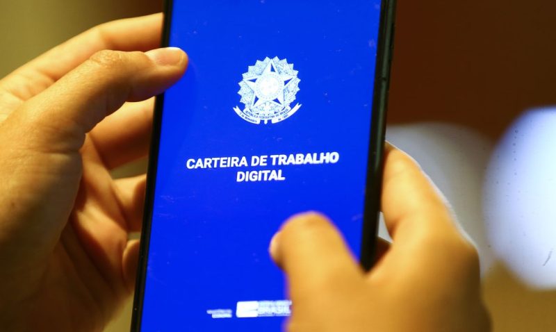 Carteira de trabalho digital. Foto: Marcelo Camaqrgo - Agência Brasil
