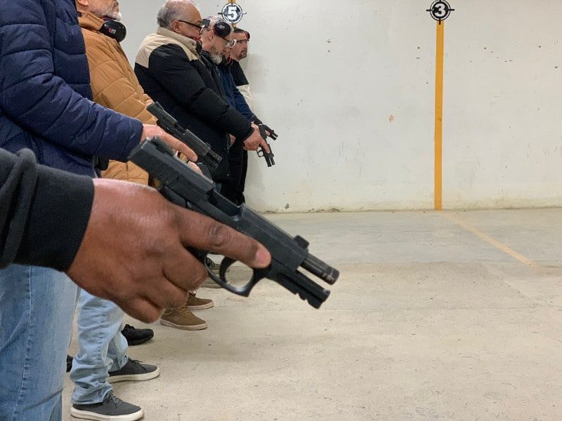 Policiais civis aposentados recebem instrução de tiro para auxiliar nas enchentes