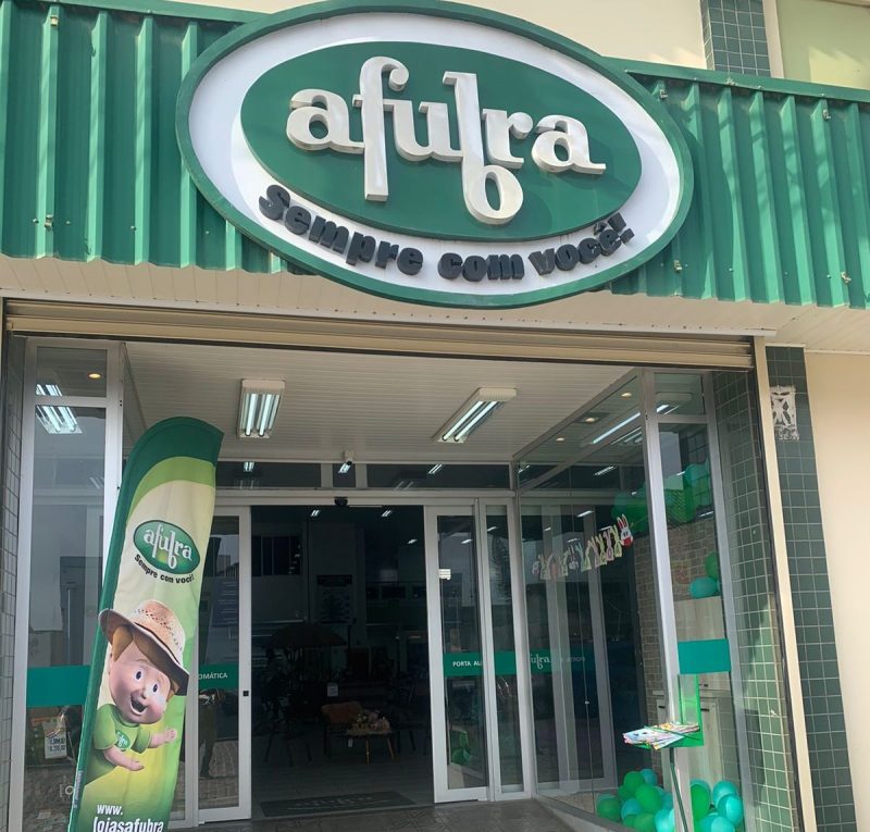 Lojas Afubra tem horário especial de funcionamento neste sábado (05) em Camaquã Esse departamento deu origem à Agro-Comercial Afubra Ltda. em 1994. Aumentou-se a linha de produtos, os serviços e a atuação da entidade. Hoje, a Afubra tem 29 lojas e um posto de venda, localizados no Rio Grande do Sul, Santa Catarina e Paraná; e duas centrais de distribuição, estabelecidas em Mafra/SC e Santa Cruz do Sul/ RS; e uma unidade de recebimento de grãos, em Rio Pardo/RS. Abrange mais de 35 mil itens disponíveis para a venda, divididos em: Adubos e fertilizantes; Agroquímicos; Sementes fiscalizadas; Rações, veterinária; Mercadorias de proteção; Ferragem; Ferramentas e implementos agrícolas; Ferramentas e máquinas; Bazar e utilidades; Camping, lazer e fitness; Eletrodomésticos; Eletroportáteis; Móveis; Som e imagem; Informática; Energia solar/materiais elétricos; Tintas e acessórios. A partir de 2020, iniciou o processo de implantação de e-commerce, com a venda online para o Rio Grande do Sul, Santa Catarina e Paraná, de todos os produtos oferecidos nas lojas físicas da Afubra. A venda, através do site, iniciou em maio de 2021 e dá continuidade, através do ambiente digital, ao processo de solidez da empresa, que já soma 69 anos de história.