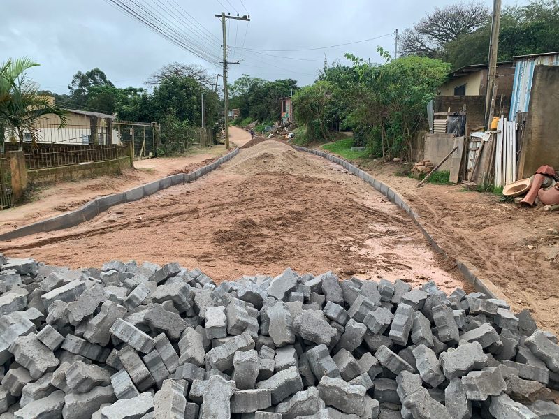 Trânsito bloqueado para obra de calçamento em Camaquã