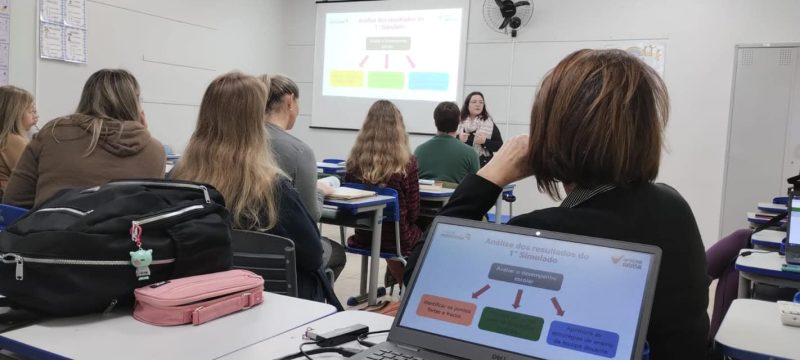 Imagem mostra curso para professores em Dom Feliciano