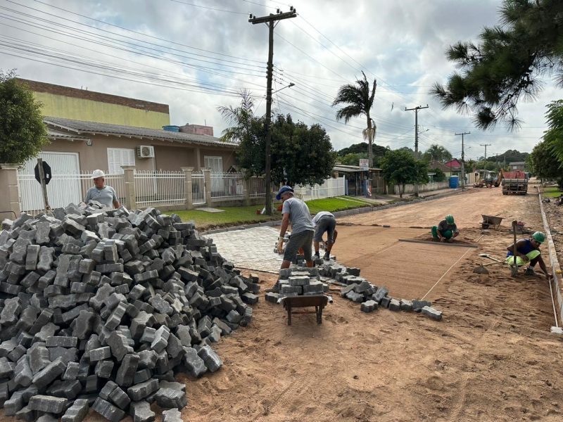 Começam novas frentes de calçamento em ruas de Camaquã