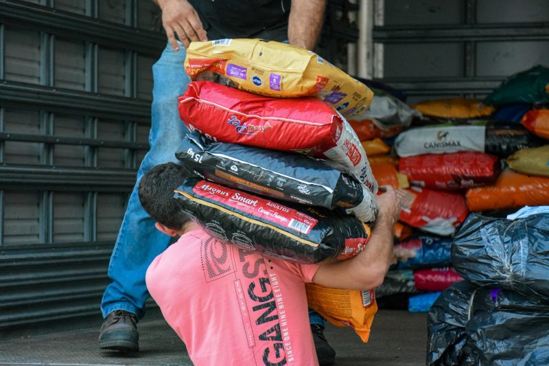 Defesa Civil destina mais de 600kg de ração para ONG de Cristal