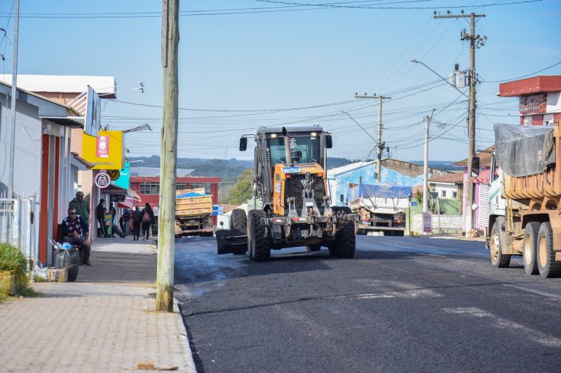 Rua principal de Cristal recebe pavimentação asfáltica