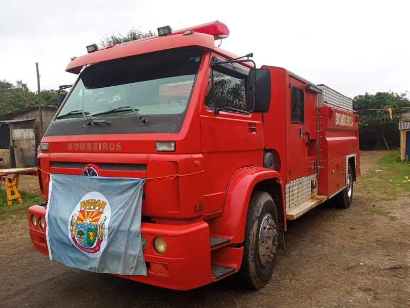 Bombeiros de Arambaré recebem caminhão tanque