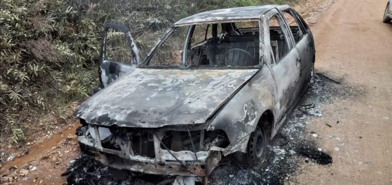 Carro fica destruído após pegar fogo no interior de Dom Feliciano