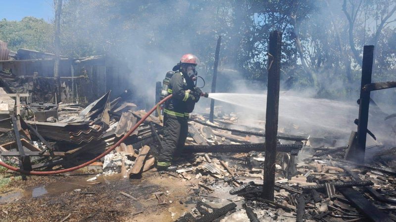 Casa é destruída durante incêndio em Tapes